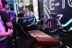 机械人4S店”“机械人焰究所”做为亦庄打制的全